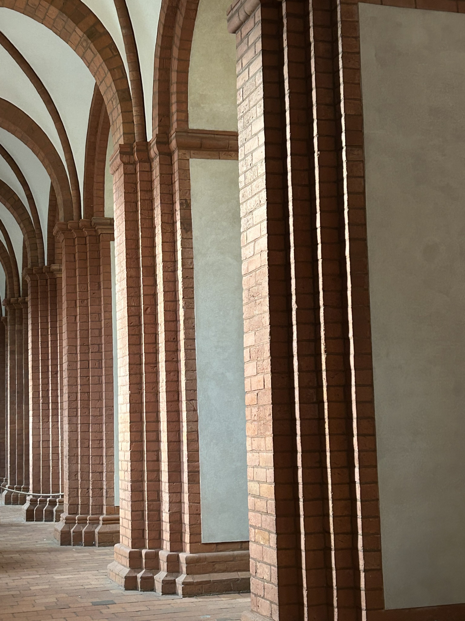 Detail der Backsteinbögen im Kloster Lehnin